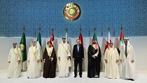  قادة الخليج إلى جانب الرئيس التركي رجب طيب أردوغان خلال اجتماع مجلس التعاون بدورته الرابعة والأربعين في الدوحة