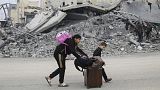 Famílias palestinianas em fuga antes dos bombardeamentos israelitas