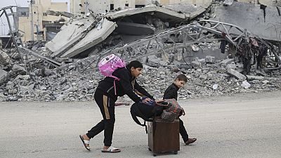 Famílias palestinianas em fuga antes dos bombardeamentos israelitas