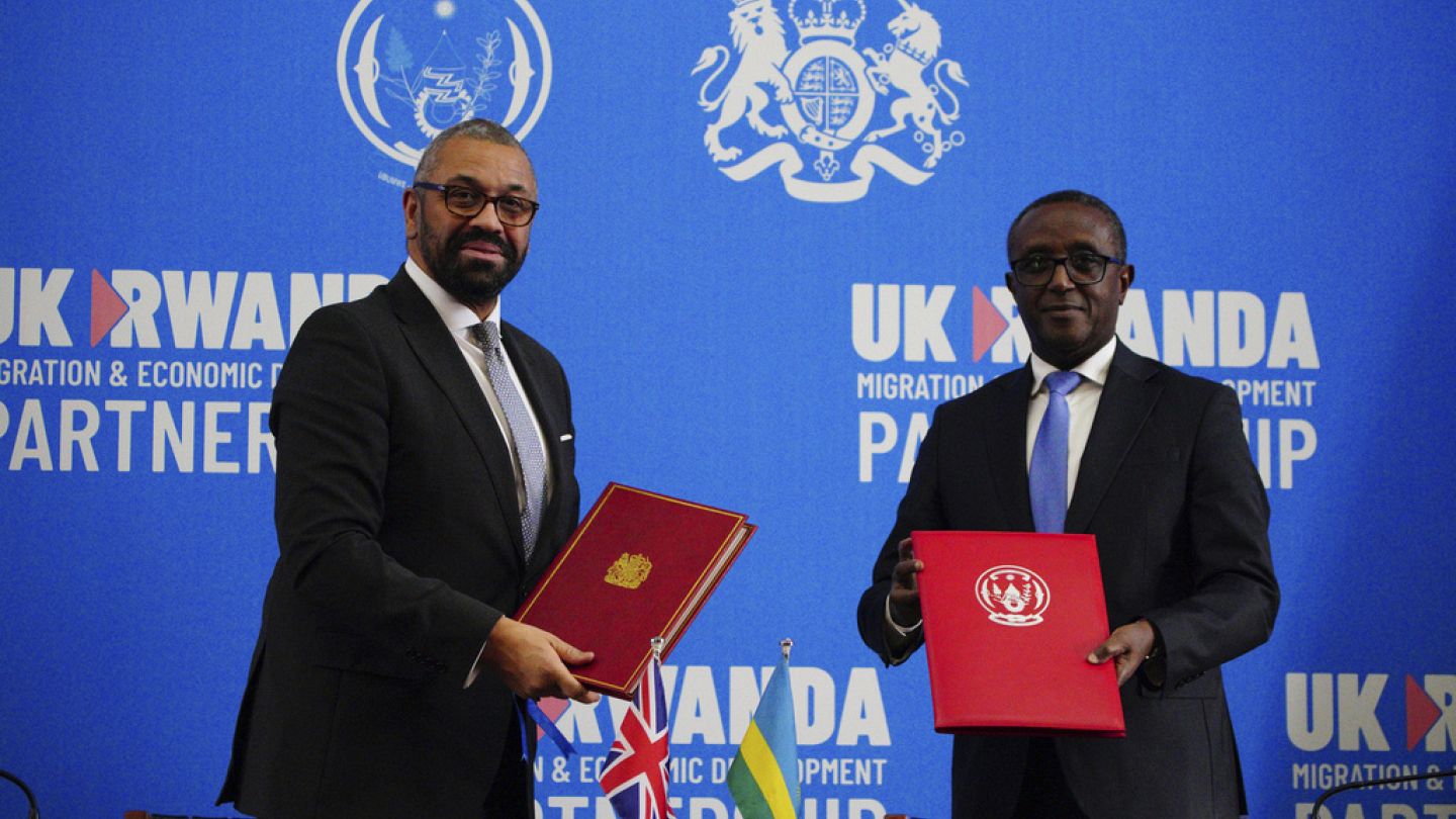 Reino Unido y Ruanda firman un nuevo tratado para expulsar a solicitantes de  asilo al país africano | Euronews