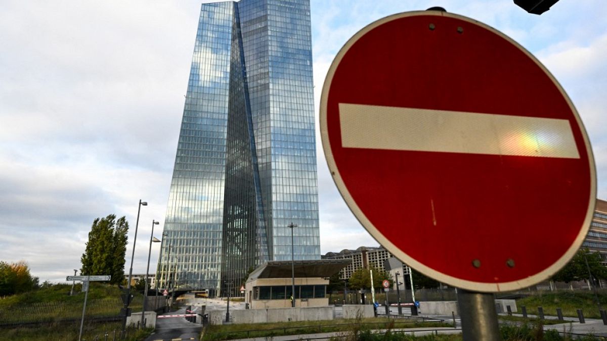 Un panneau stop est placé devant le siège de la Banque centrale européenne (BCE) à Francfort. 