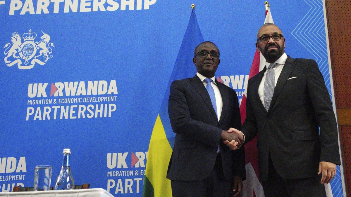 James Cleverly (j.) brit és Vincent Biruta ruandai külügyminiszter Kigaliban
