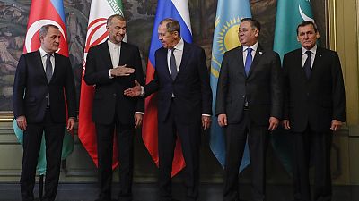 El ministro de Asuntos Exteriores de Irán, Hossein Amir-Abdollahian, saluda al ministro de Asuntos Exteriores de Rusia, Serguéi Lavrov en Moscú, el 5 de diciembre de 2023.
