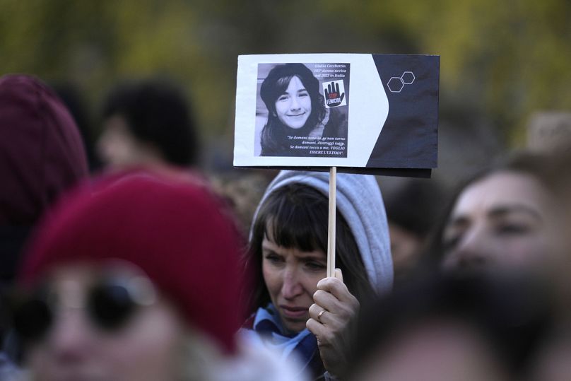 Una mujer muestra una foto de Giulia Cecchettin con motivo del Día Internacional de la Eliminación de la Violencia contra la Mujer, en Milán, Italia, el sábado 25 de noviembre