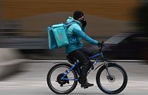 Un ciclista de Deliveroo circula por el centro de Londres el 26 de marzo de 2021\. 