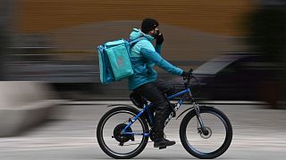 Велосипедист Deliveroo едет по центру Лондона 26 марта 2021 года. 