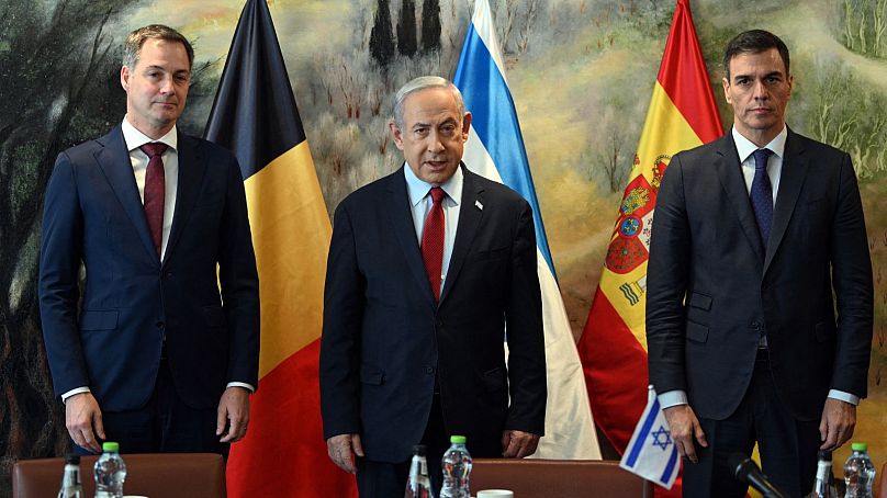 پدرو سانچز (راست) در دیدار با نتانیاهو (وسط)‌ و نخست‌وزیر بلژیم (چپ) به تاریخ ۲۳ نوامبر ۲۰۲۳