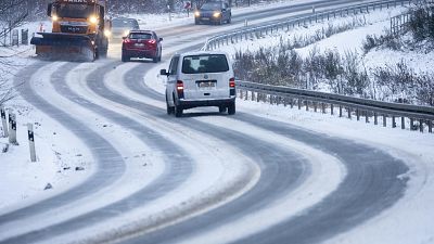 Un chasse-neige débarrasse la neige et la glace d'une route à Schwerin, en Allemagne, le mardi 5 décembre 2023.