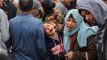 فلسطينيون يبكون أحبتهم الذين قتلهم القصف الإسرائيلي على خان يونس 5.12.23