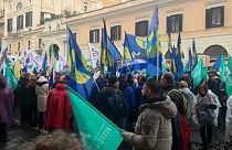 Imagen de varios manifestantes reunidos en Roma para protestar contra las condiciones laborales en el sector sanitario público.