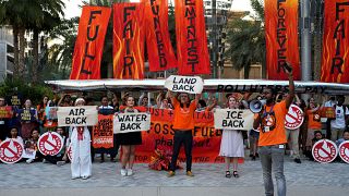 نشطاء يحتجون على صناعة الوقود الأحفوري في قمة المناخ COP28 