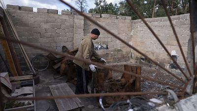 В Николаевской области жители отстраивают разрушенные дома, готовясь к зиме. 