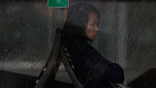سيدة في حافلة أثناء هطول أمطار غزيرة في العاصمة القبرصية نيقوسيا.