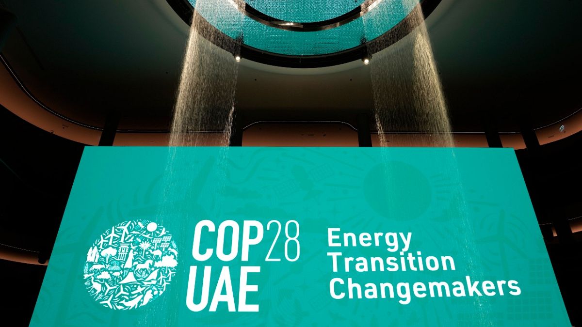 لافتة لمؤتمر الأمم المتحدة المعني بتغير المناخ (COP28).