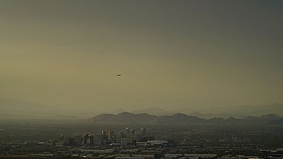 Las nubes rodean el centro de Phoenix (Arizona, EEUU) al atardecer, domingo 30 de julio de 2023.