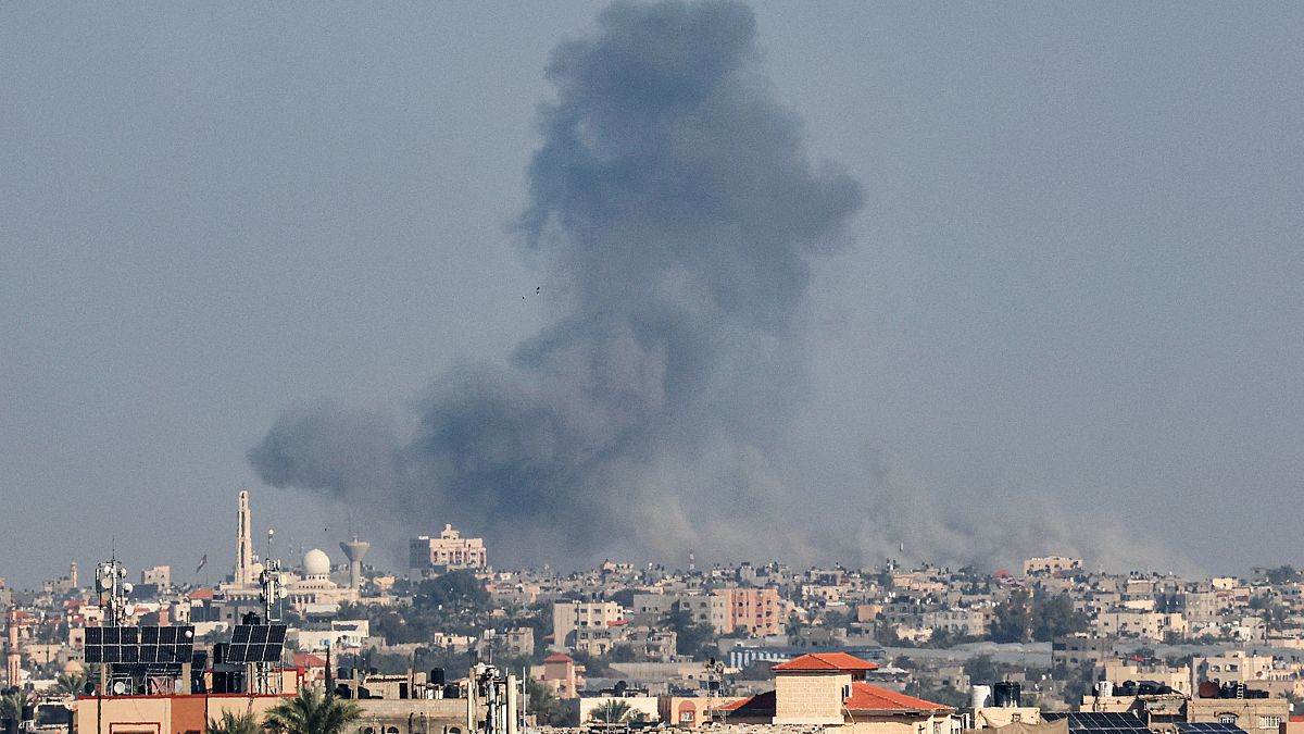 El humo se eleva tras los ataques israelíes en Jan Yunis, en el sur de la Franja de Gaza, el 4 de diciembre de 2023.