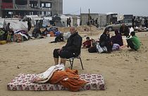 Menekülő palesztinok Rafah környékén