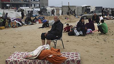 Menekülő palesztinok Rafah környékén