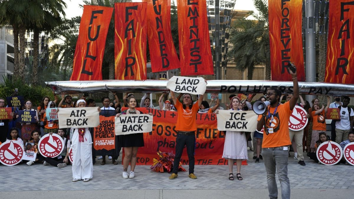 Klimaaktivisten protestieren gegen Fossile Energien auf der COP28 in Dubai. 