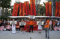 Klimaaktivisten protestieren gegen Fossile Energien auf der COP28 in Dubai. 