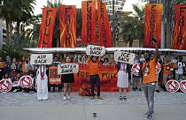 Des militants manifestent contre les combustibles fossiles lors du Sommet sur le Climat de l’ONU, COP28, le mardi 5 décembre 2023, à Dubaï, aux Émirats arabes unis.