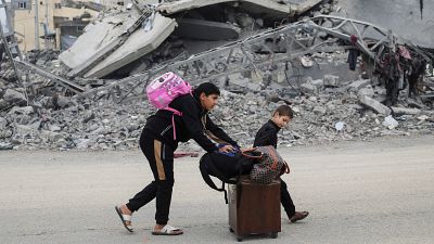 طفلان فلسطينيان فاران من القصف الإسرائيلي يصلان إلى رفح