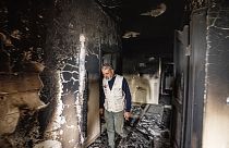مواطن لبناني يتفقد الأضرار التي تعرّض لها منزله إثر قصف إسرائيلي على بلدة كفر كلا على الحدود اللبنانية الإسرائيلية