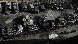 مستوطنون يقومون بإحراق مركبات الفلسطينيين في حوارة في نابلس