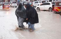 نساء صوماليات يمشين في مقديشو خلال سيل سببته الأمطار الغزيرة