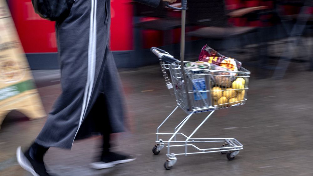 Европейците предпазливо подновиха пазаруването през октомври, повишавайки продажбите на дребно