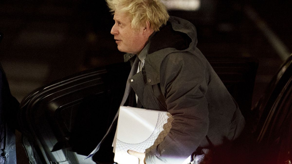 L'ex primo ministro britannico Boris Johnson arriva all'udienza per l'inchiesta Covid-19 a Londra, mercoledì 6 dicembre 2023