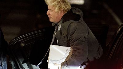 L'ex primo ministro britannico Boris Johnson arriva all'udienza per l'inchiesta Covid-19 a Londra, mercoledì 6 dicembre 2023