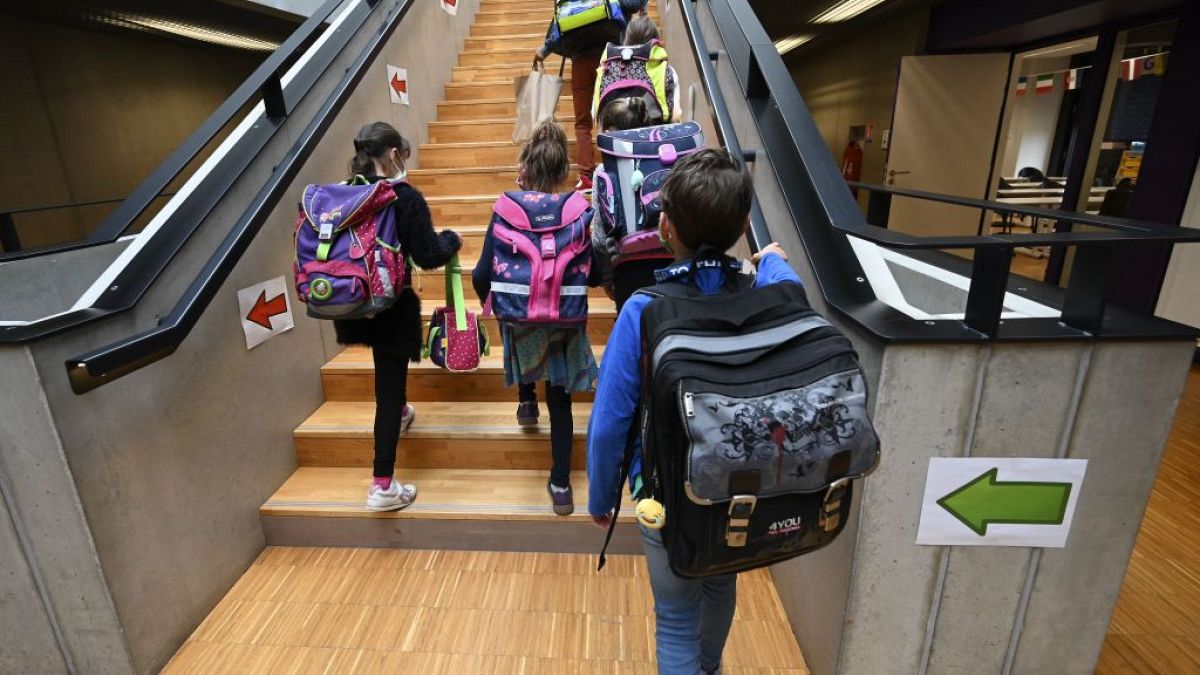 Des élèves montent les escaliers pour rejoindre leur salle de classe à l'école européenne de Strasbourg, dans l'est du pays