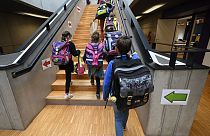 Des élèves montent les escaliers pour rejoindre leur salle de classe à l'école européenne de Strasbourg, dans l'est du pays