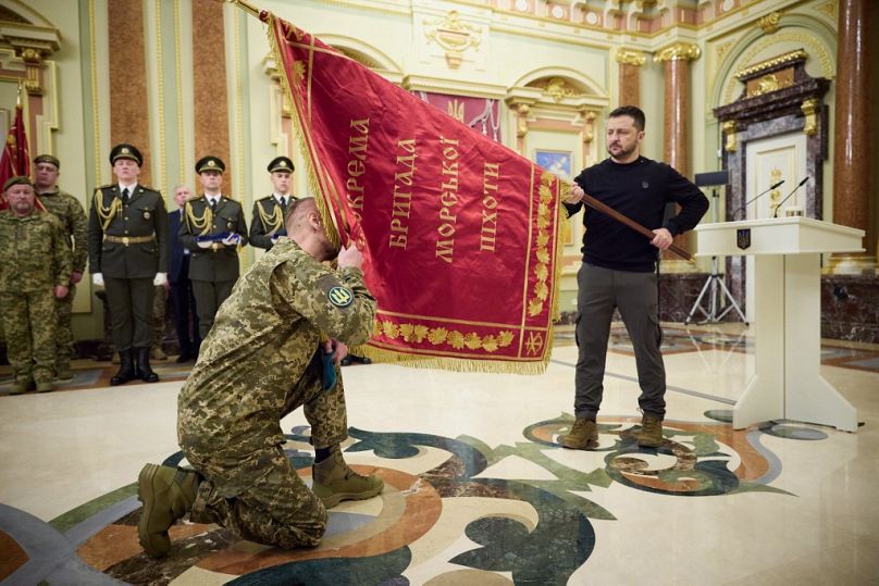 Il presidente ucraino Zelensky durante una cerimonia nel giorno delle forze armate