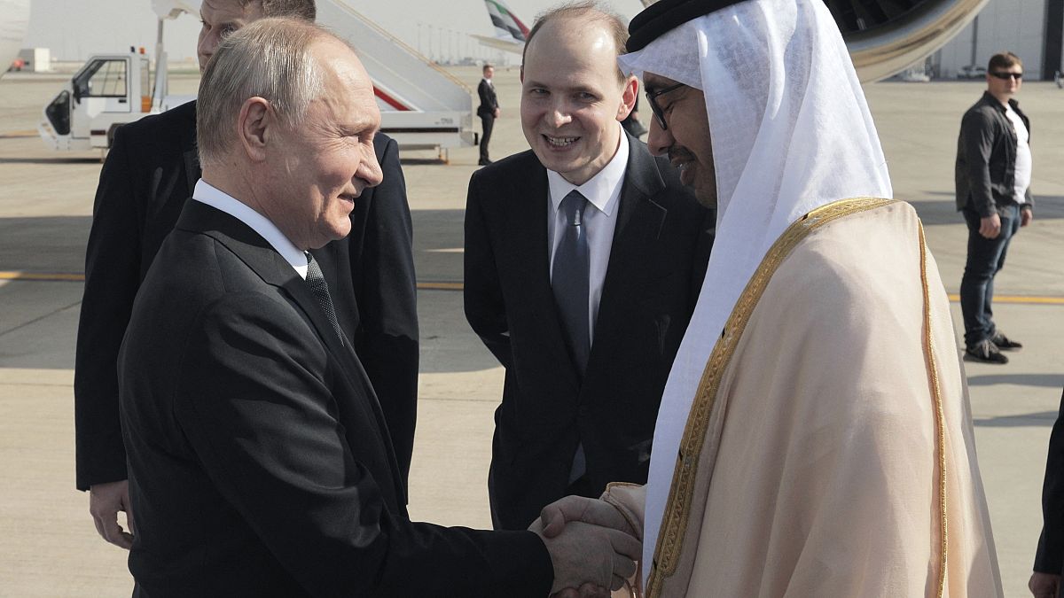 بوتين لدى استقباله في أبو ظبي