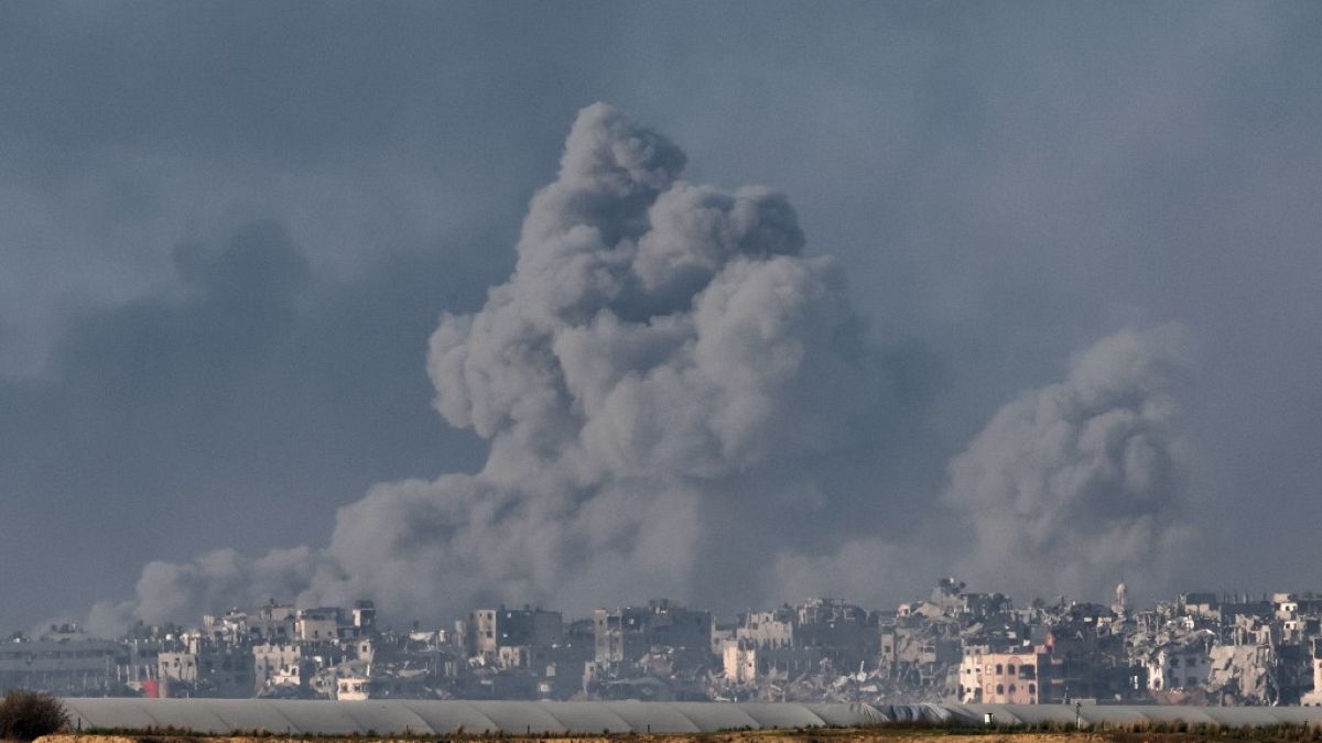 Дым во время израильской бомбардировки сектора Газа на фоне продолжающихся боев между Израилем и ХАМАС. 