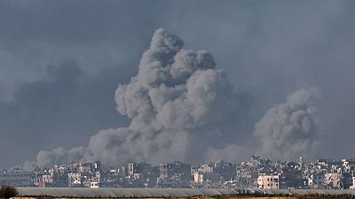 Дым во время израильской бомбардировки сектора Газа на фоне продолжающихся боев между Израилем и ХАМАС. 