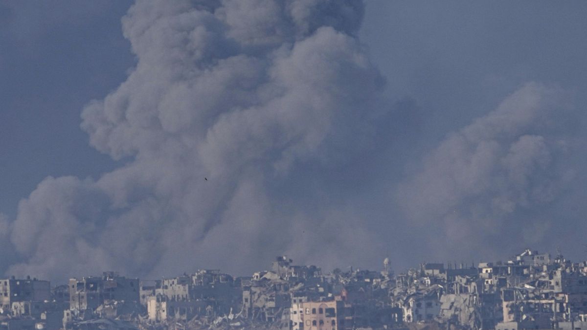 Rauch steigt nach einem israelischen Bombardement im Gazastreifen auf. Die Rauchwolke ist vom Süden Israels aus zu gesehen. Mittwoch, 6. Dezember 2023.