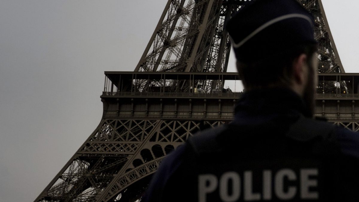 Франция засилва сигурността за новогодишната нощ на фона на „терористична“ заплаха