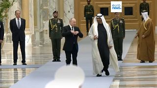 Il presidente russo Vladimir Putin insieme a Mohammed bin Zayed Al Nahyan