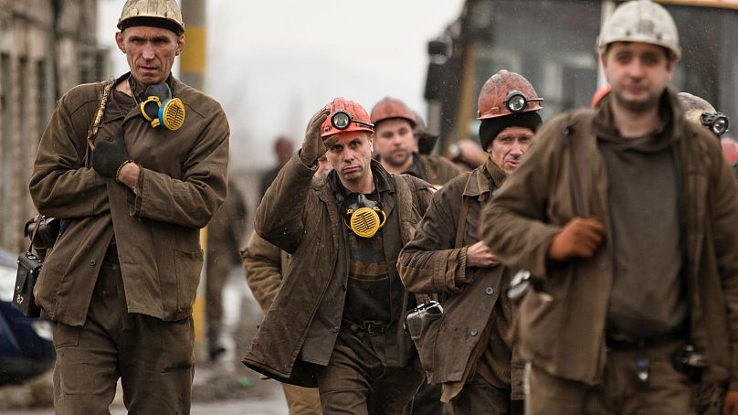 Des mineurs ukrainiens arrivent à la mine de Zasyadko, pour participer à la recherche des corps de leurs collègues suite à une explosion, à Donetsk, Ukraine, le 4 mars 2015