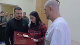 Зеленский вручает награду пациенту