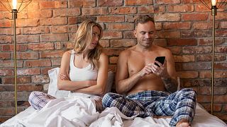 نگاه کردن به صفحه موبایل به هنگام رابطه جنسی