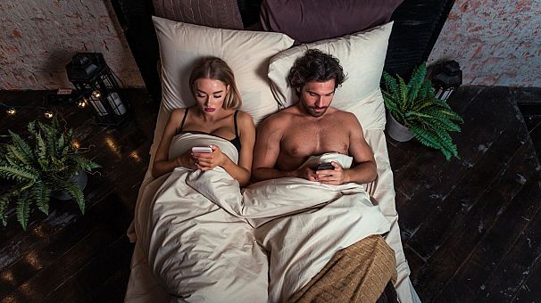 بخش قابل توجهی از زنان و مردان شرکت‌کننده در نظرسنجی گفته‌اند نگاه کردن به گوشی را به همصحبتی با شریک خود در رختخواب ترجیح می‌دهند