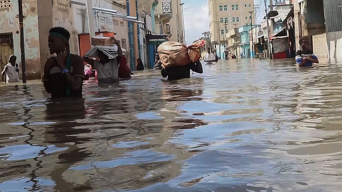 مياه الفيضانات في أحد شوارع مدينة بيليدوين بالصومال