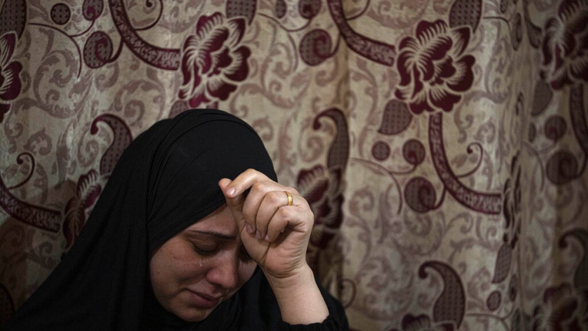 ARCHIVO- Una mujer palestina llora durante un funeral.