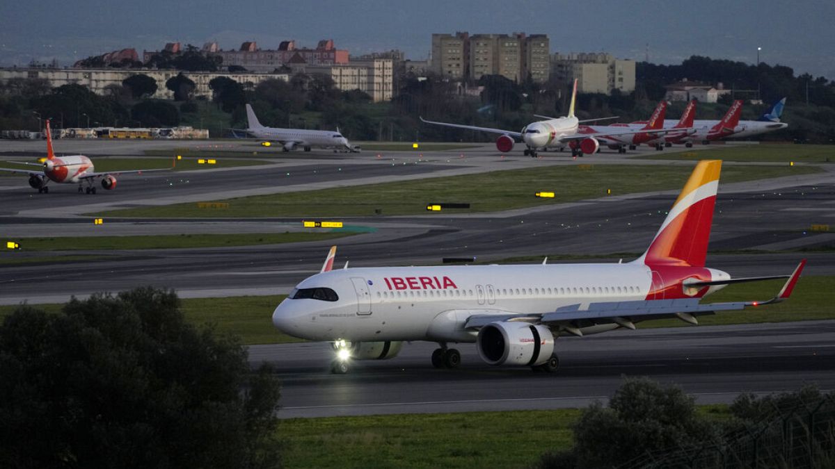 Imagen de un Airbus A320 de la aerolínea española Iberia, que acaba de aterrizar en el aeropuerto de Lisboa.
