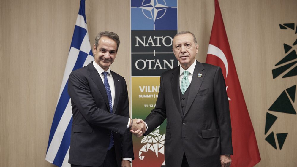 Президентът на Турция Ердоган се среща с гръцкия премиер Мицотакис по време на посещение в Атина