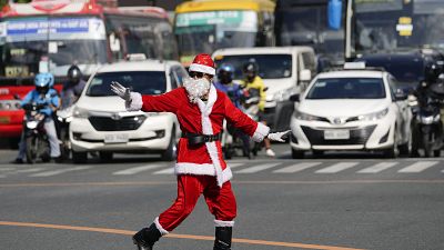 شرطي المرور هينوجاس يرتدي زي بابا نويل